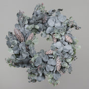 Ünnepi dekorációra készült, élethű eukaliptusz koszorú deres hatással és természetes toboz díszítéssel.