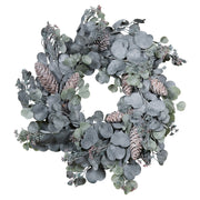 Deres hatású, fenyőtobozokkal díszített, mű eukaliptusz koszorú Ø 45 cm természetes, rusztikus stílusban.