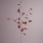 Sötét pinkszínű, mű eukaliptusz ág.