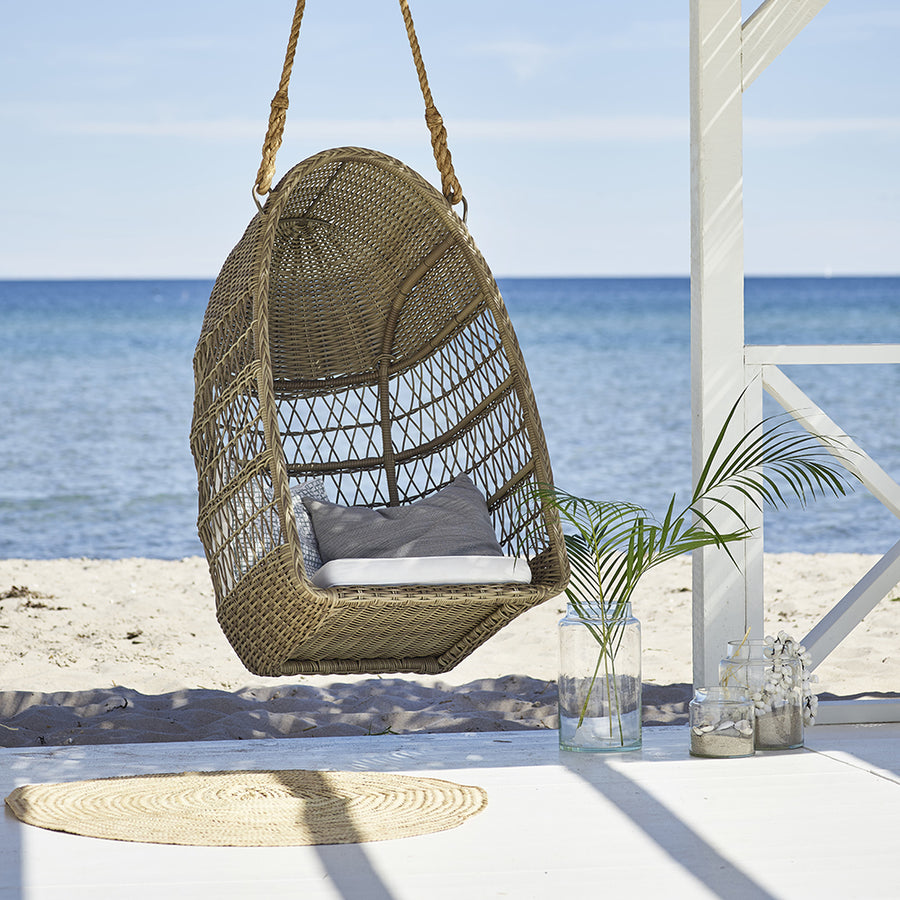 Antikszürke színű, műrattan kerti függőfotel.