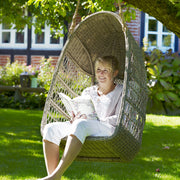 Antikszürke színű, műrattan kerti függőfotel.