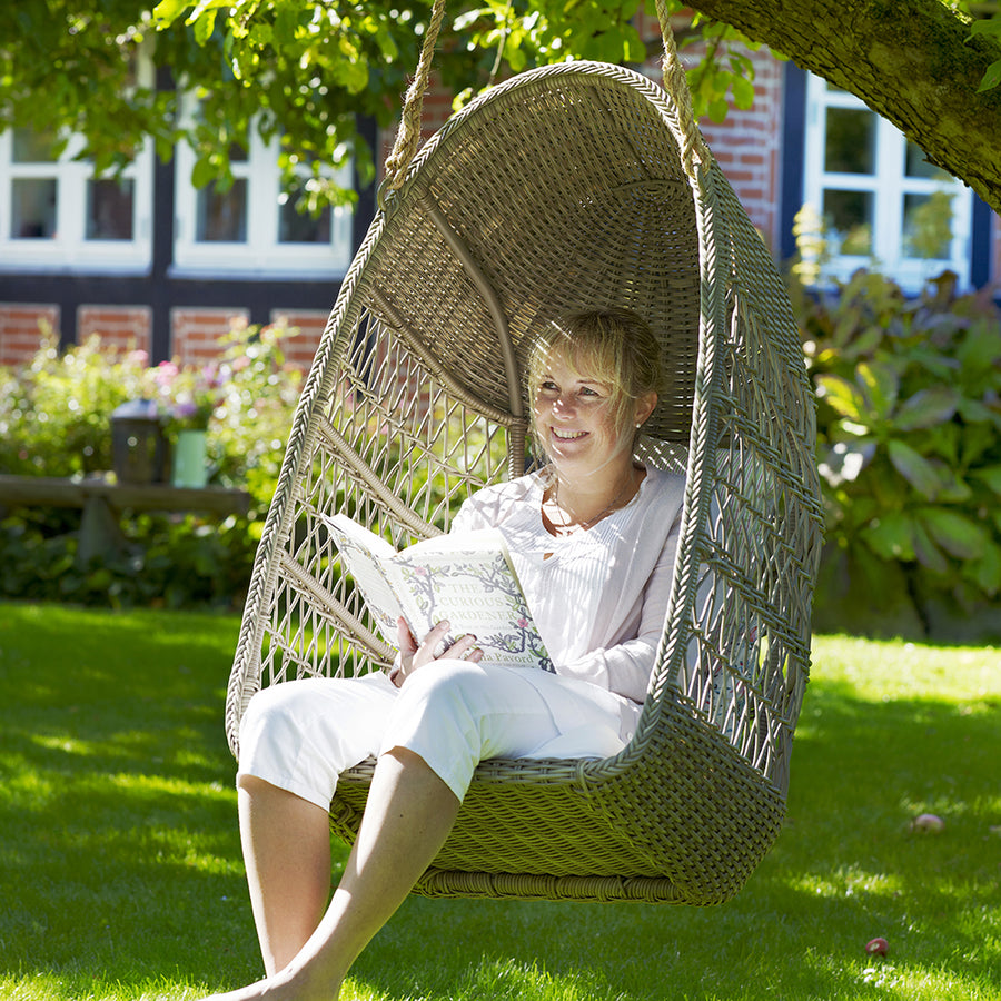 Antikszürke színű, műrattan kerti függőfotel.