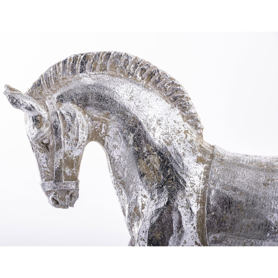 Antikolt felületű, ezüst színű karácsonyi hintaló figura.