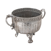 Ezüstszínű, dombormintával díszített, lábakon álló fém kaspótál.