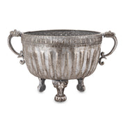 Ezüstszínű, dombormintával díszített, lábakon álló fém kaspó tál.