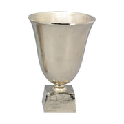 Alumíniumból készült, ezüstszínű váza .