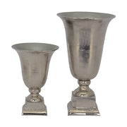 Alumíniumból készült, ezüstszínű váza.