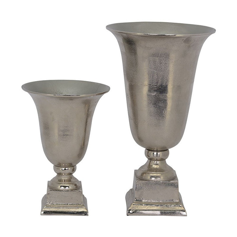 Alumíniumból készült, ezüstszínű váza.