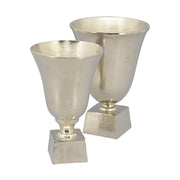 Alumíniumból készült, ezüstszínű váza.