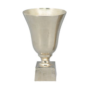 Alumíniumból készült, ezüstszínű váza.