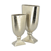 Alumíniumból készült, ezüstszínű váza.