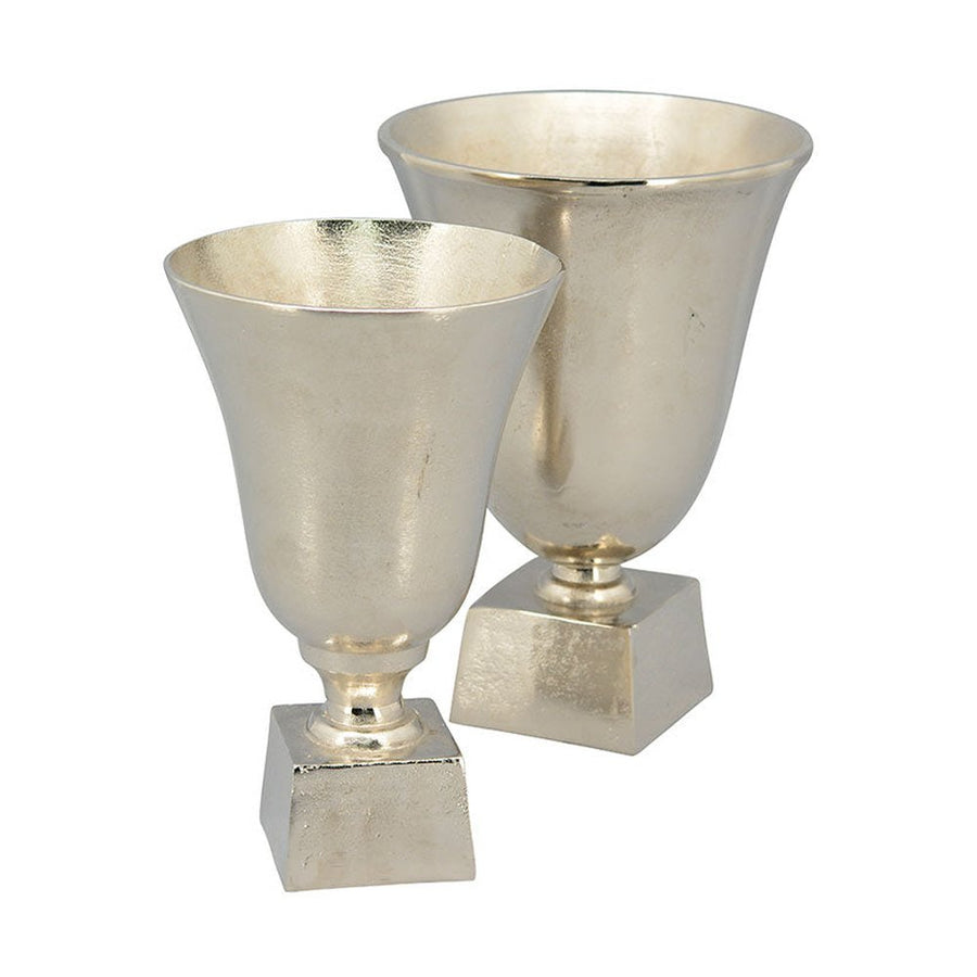 Alumíniumból készült, ezüstszínű váza.