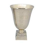 Alumíniumból készült, ezüstszínű váza.