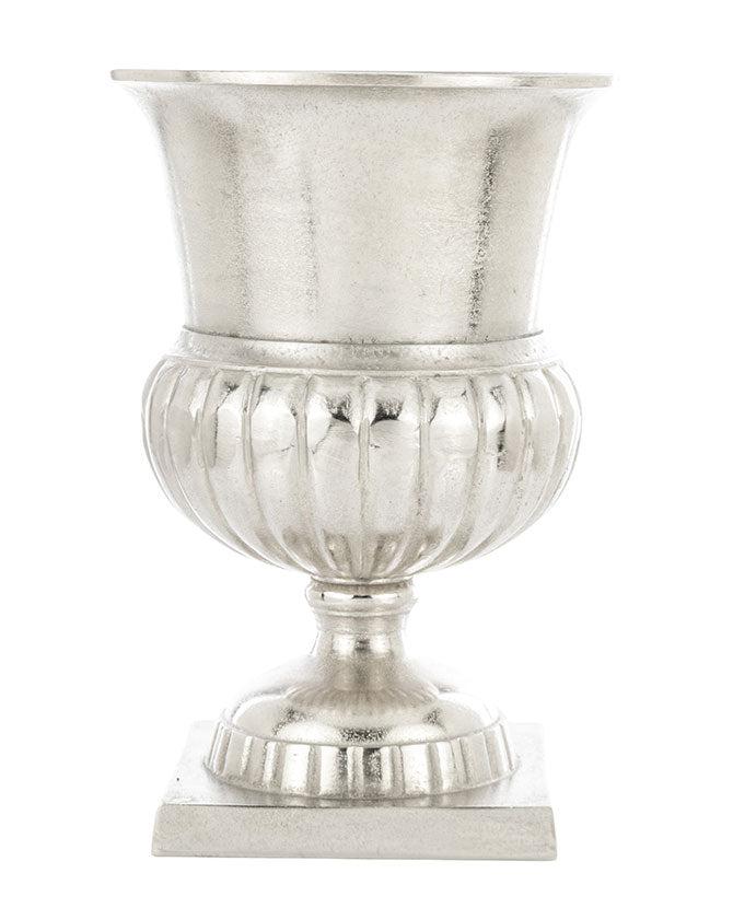 alumíniumból készült, ezüstszínű váza