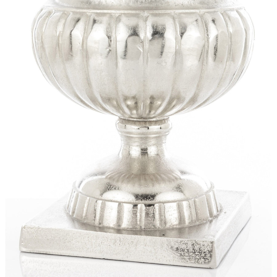 alumíniumból készült, ezüstszínű váza