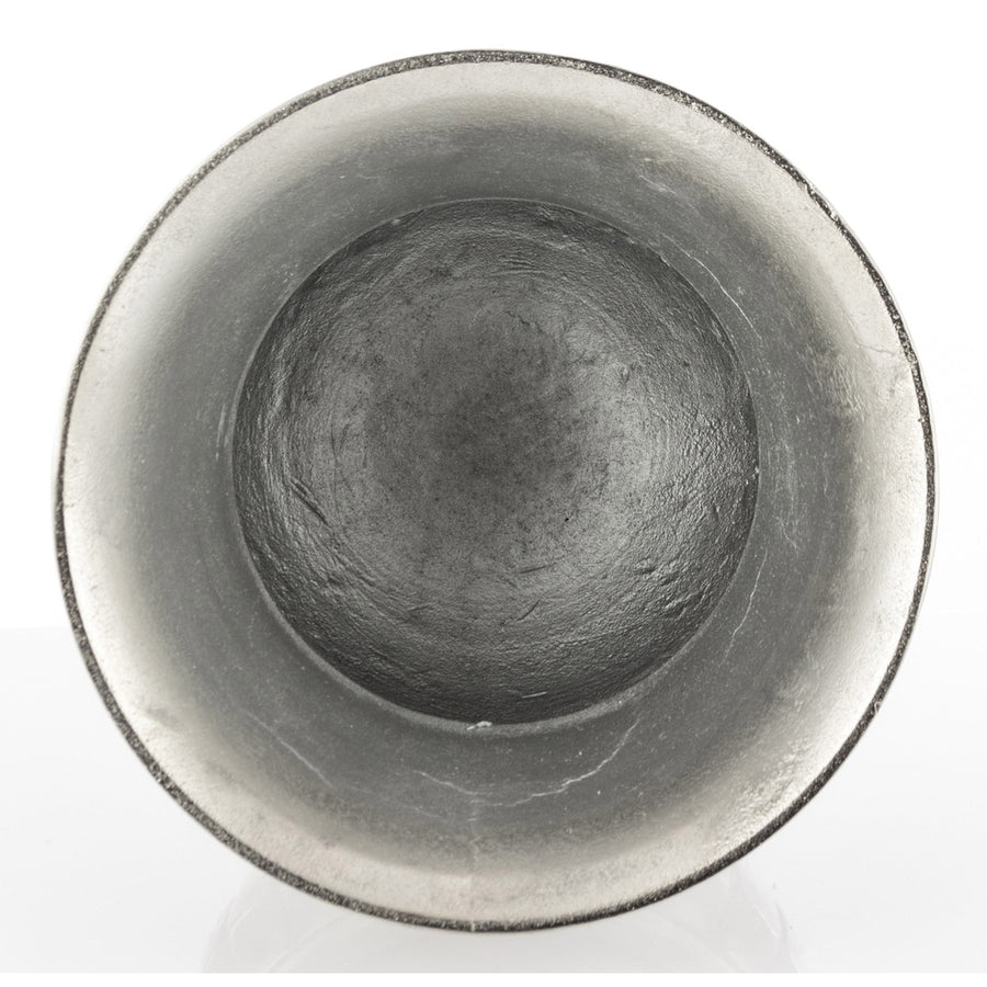 alumíniumból készült, ezüstszínű váza