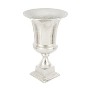 Alumíniumból készült, ezüstszínű váza.