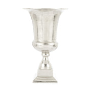 Alumíniumból készült, ezüstszínű váza.