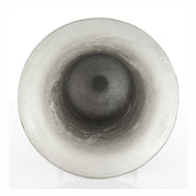 Alumíniumból készült, ezüstszínű váza.