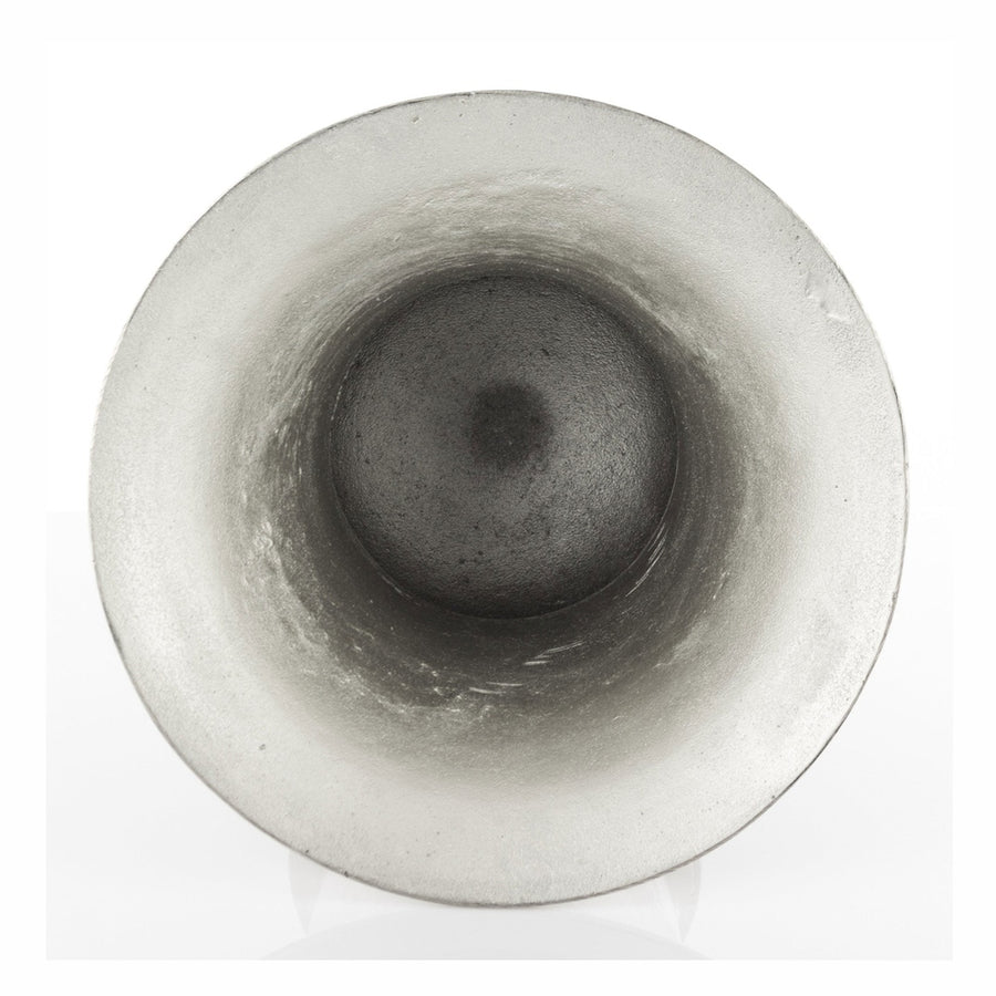 Alumíniumból készült, ezüstszínű váza.