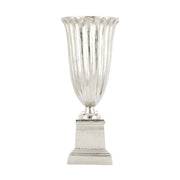 Alumíniumból készült, ezüstszínű váza.