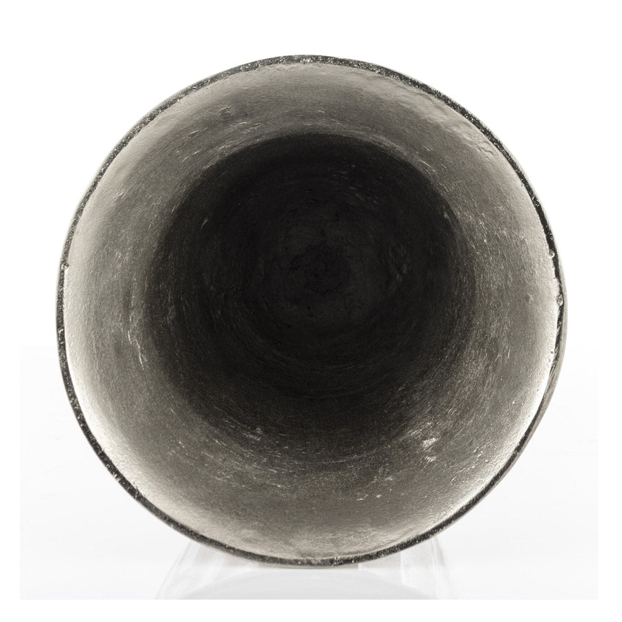 Alumíniumból készült, ezüstszínű váza.