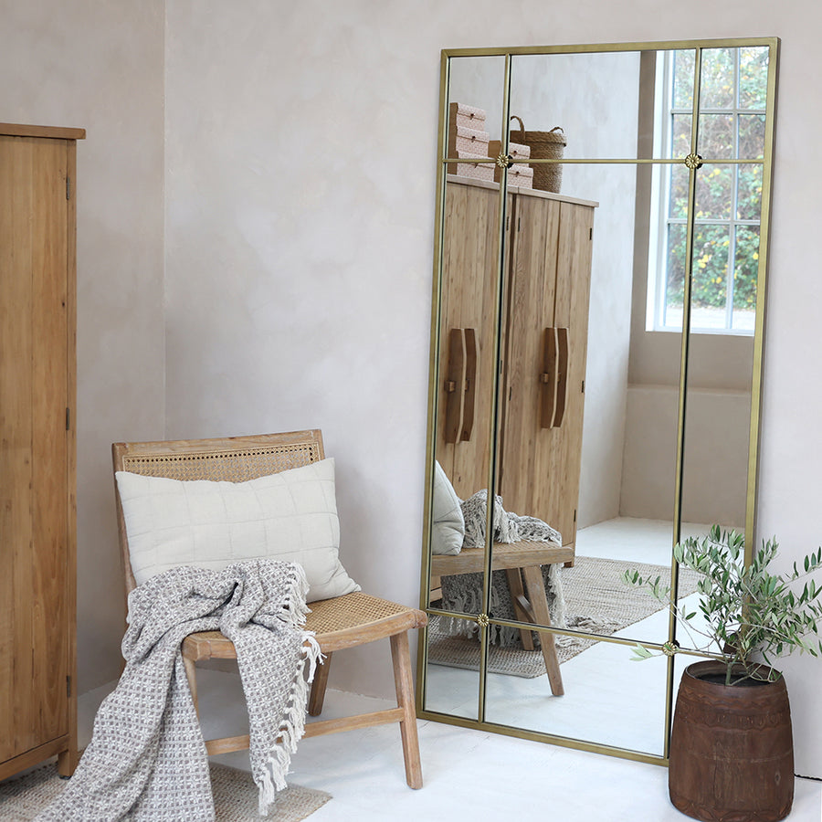 Nagy méretű falitükör sárgaréz színben hálószobai enteriőrben