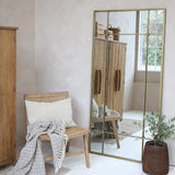 Nagy méretű falitükör sárgaréz színben hálószobai enteriőrben