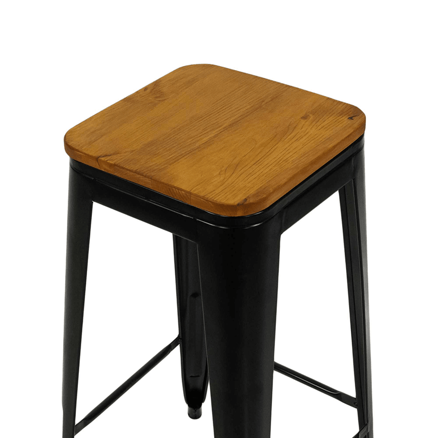 Fekete színű, fémből készült, fa üléses bárszék.