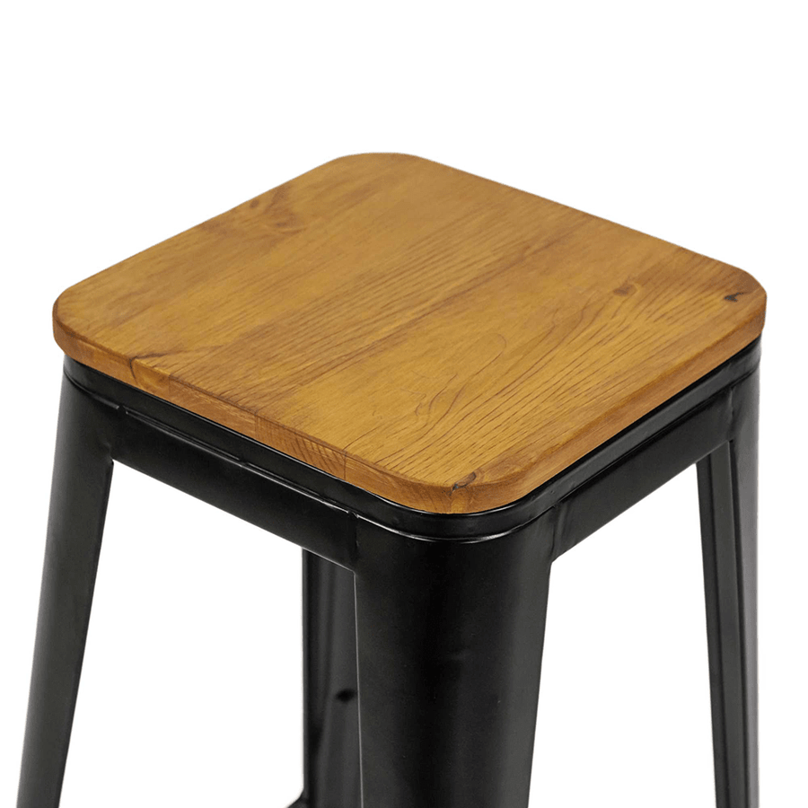 Fekete színű, fémből készült, fa üléses bárszék.