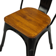 Fekete színű, fémből készült, fa üléses bisztrószék.