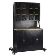 Ipari stílusú, fekete fémből és natúr fából készült tálalószekrény kerekekkel és dróthálós ajtókkal, a Factory kollekcióból, 192 cm magas.