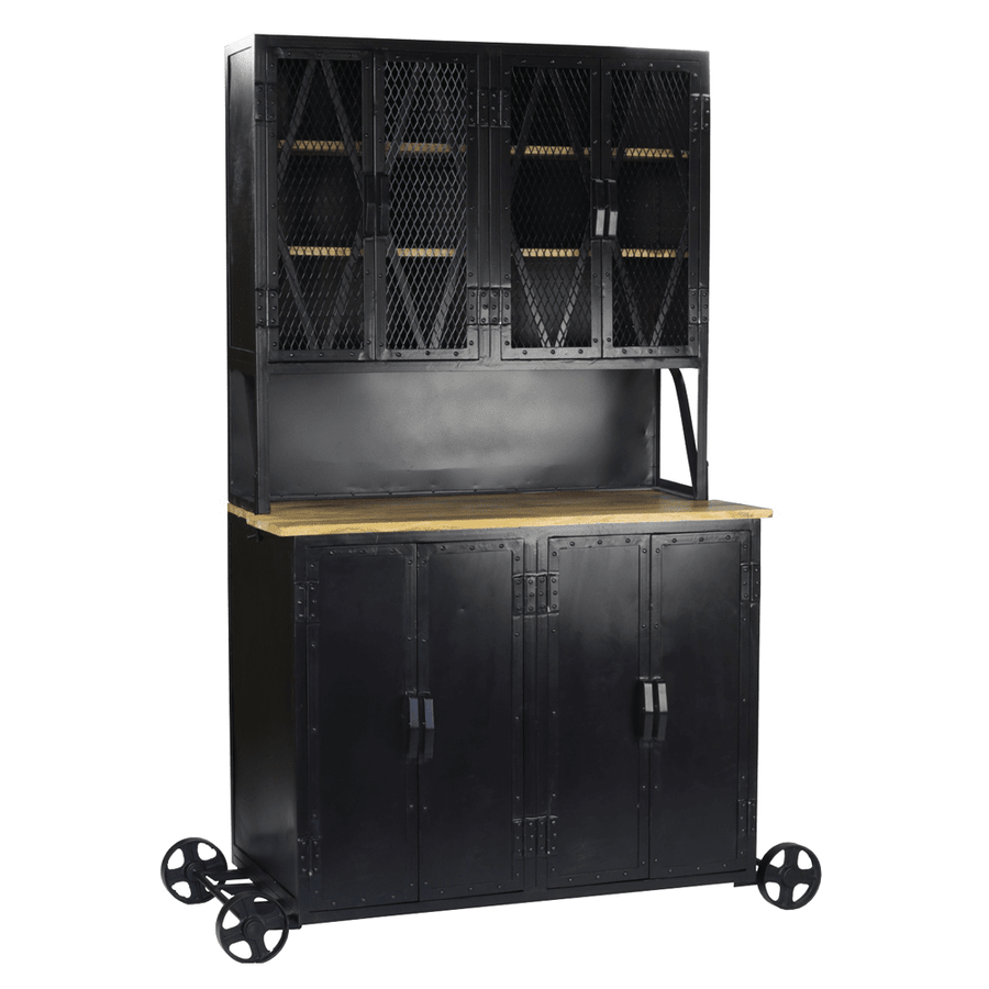 Ipari stílusú, fekete fémből és natúr fából készült tálalószekrény kerekekkel és dróthálós ajtókkal, a Factory kollekcióból, 192 cm magas.