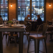 FACTORY loft fém bárszék vendéglátó környezetben, ipari enteriőr