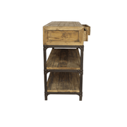 Oldalnézeti kép nyitott fiókkal, kiemelve a fenyőfa természetes erezetét és a robusztus fémkeretet.