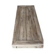 Felülnézeti kép a pácolt fenyőből készült asztallapról, természetes mintázattal és rusztikus hatással.