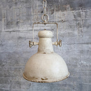 Antikolt felületű, krémszínű, fém anyagú függeszték&nbsp;lámpa.