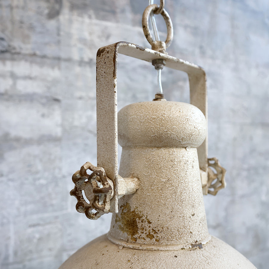 Antikolt felületű, krémszínű, fém anyagú függeszték&nbsp;lámpa.