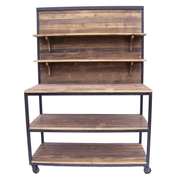 Factory tálaló szemből, nyitott polcokkal és fa hátlappal