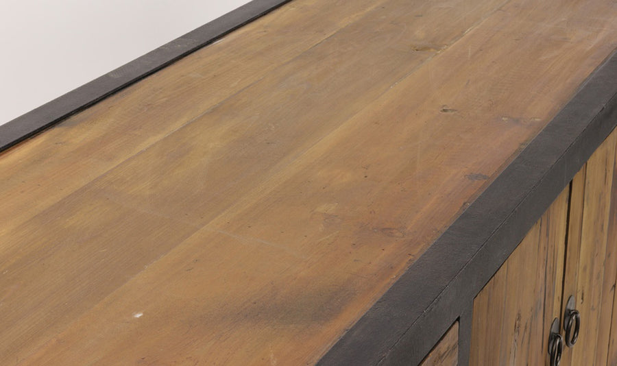 Közelkép a FACTORY szekrény felső részéről, természetes fenyőfa felülettel és fém kerettel
