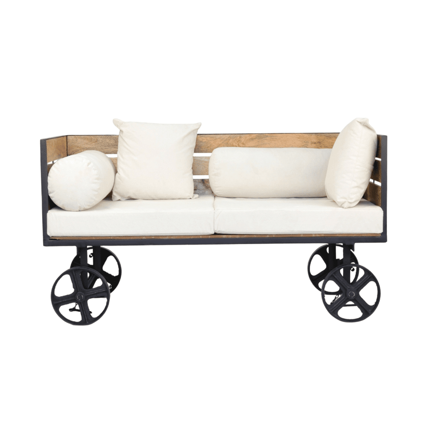 Elölnézetből fotózott, egyedi kialakítású FACTORY szekérkanapé világos ülőfelülettel és ipari kerekes lábazattal.