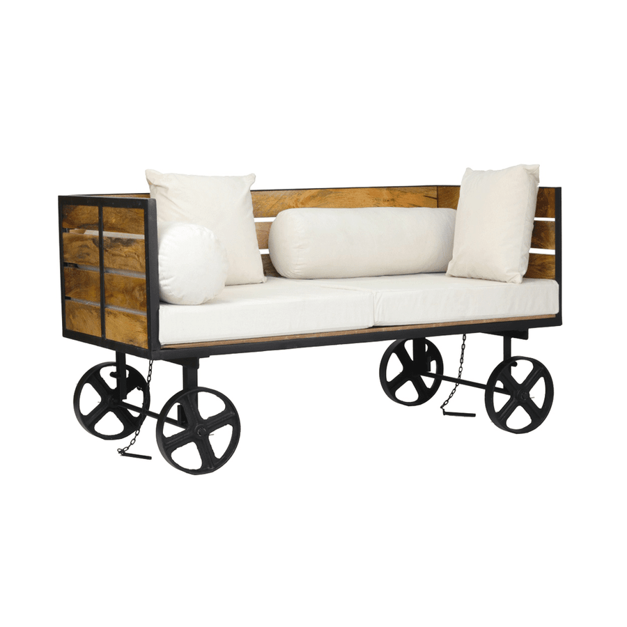 Loft stílusú szekér formájú kanapé mangófával, fekete fémkerekekkel és törtfehér vászon párnákkal.