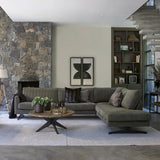 Kerek fa dohányzóasztal kanapé előtt loft nappaliban