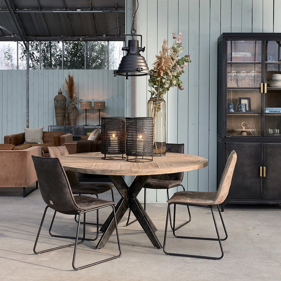 Rusztikus kerek étkezőasztal loft nappali-étkező környezetben