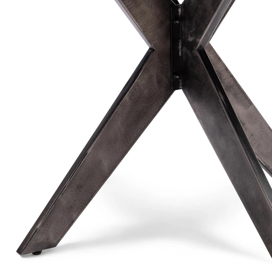 Fekete X alakú fém asztalláb részlet közelről