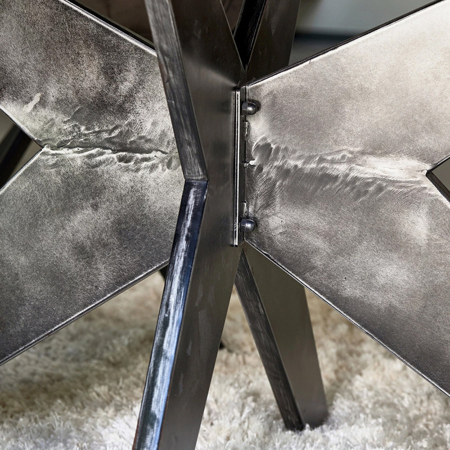 Fekete X alakú fém asztalláb részlet rusztikus felülettel