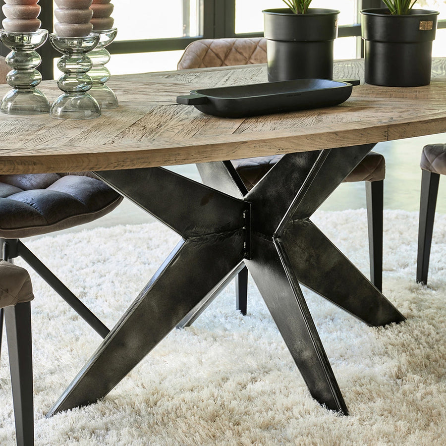 Ovális étkezőasztal dekorációval és székekkel oldalnézetből