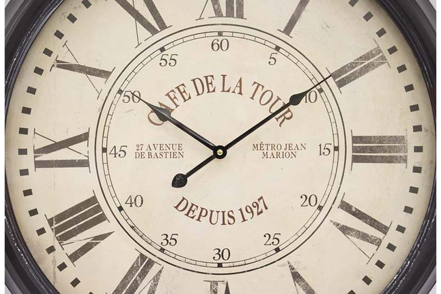 Vintage stílusú, fekete-krém színű falióra, "Cafe de la Tour" felirattal.