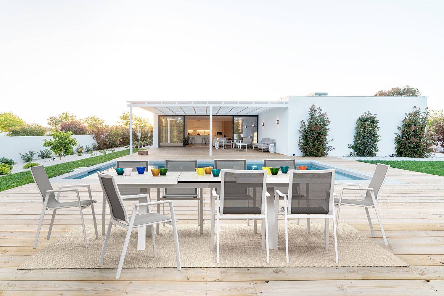 Krém színű kortárs kerti étkezőasztal modern teraszon.