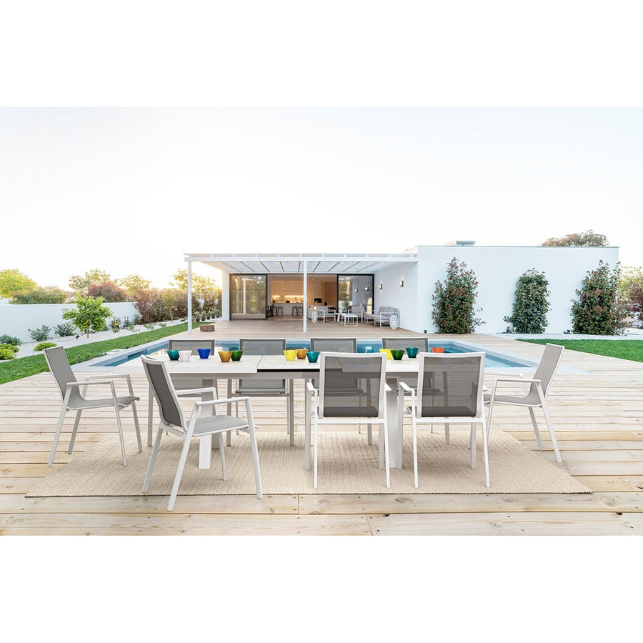 Krém színű kortárs kerti étkezőasztal modern teraszon.